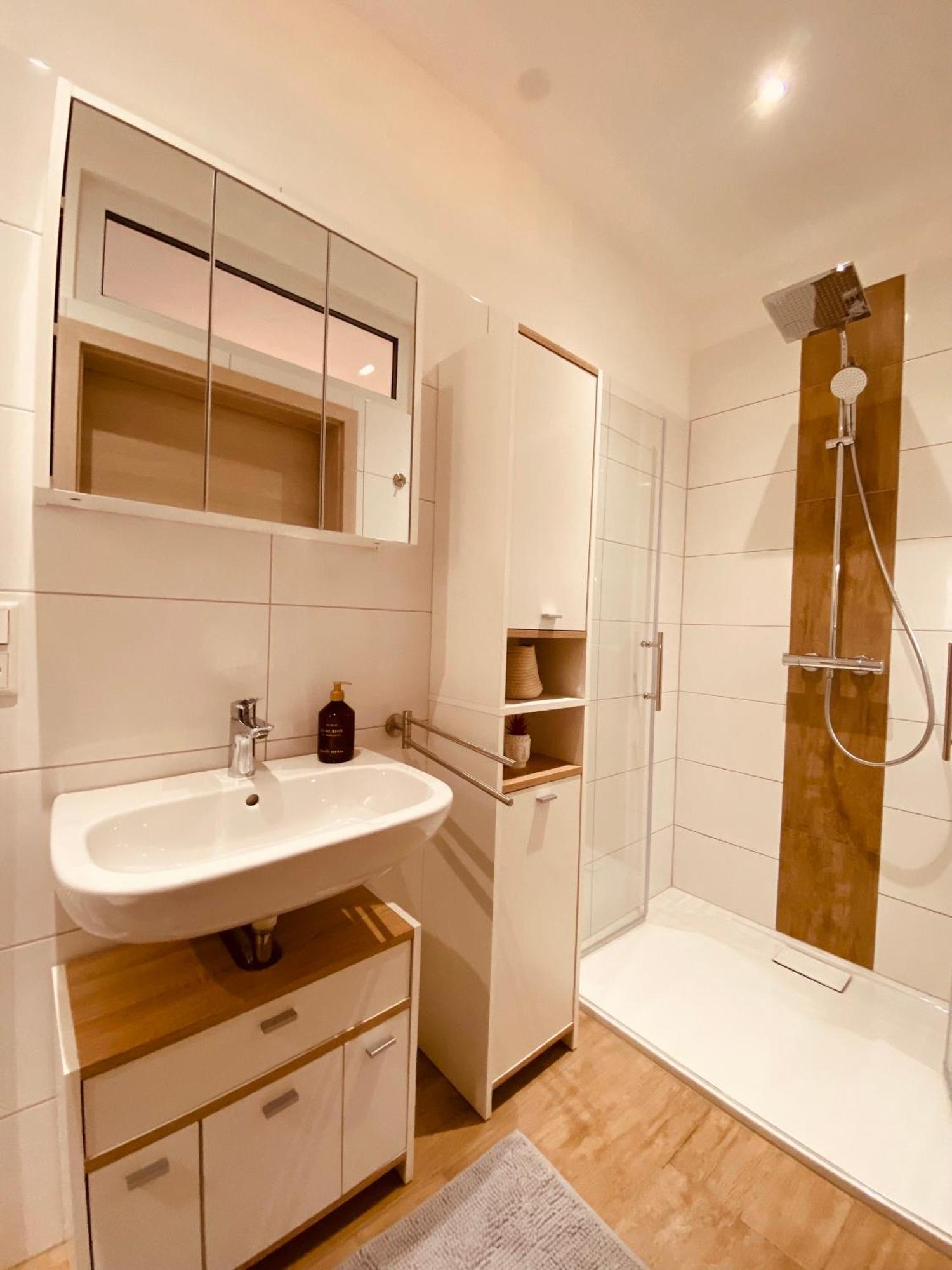 Hochwertige Ferienwohnung Mit 7Qm Balkon, Netflix, Kaffeeautomat, Rainshower Bad ツウィッカウ エクステリア 写真