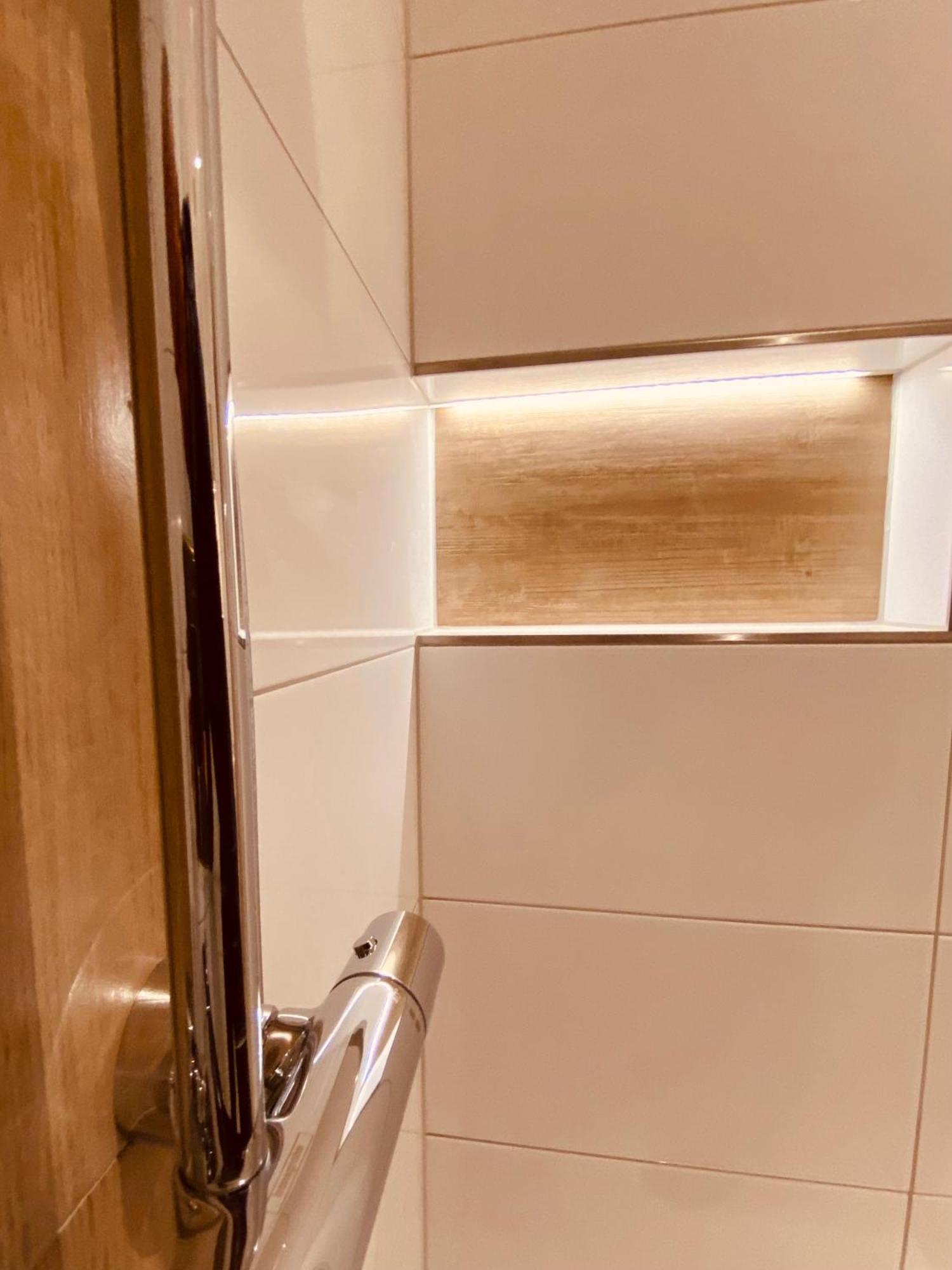 Hochwertige Ferienwohnung Mit 7Qm Balkon, Netflix, Kaffeeautomat, Rainshower Bad ツウィッカウ エクステリア 写真