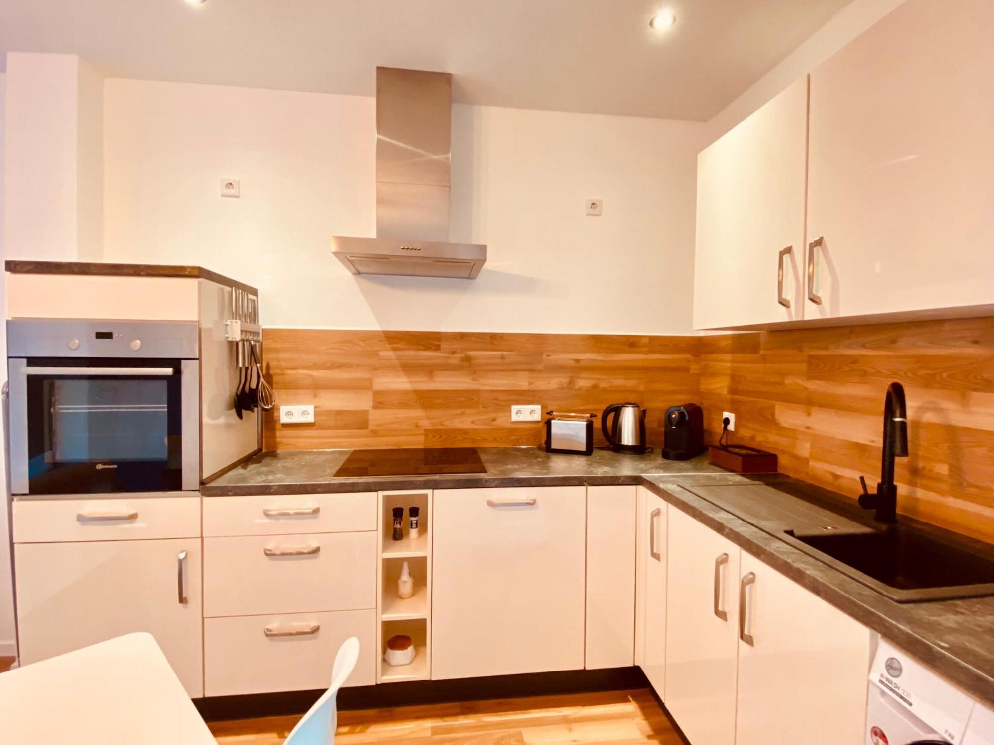 Hochwertige Ferienwohnung Mit 7Qm Balkon, Netflix, Kaffeeautomat, Rainshower Bad ツウィッカウ エクステリア 写真