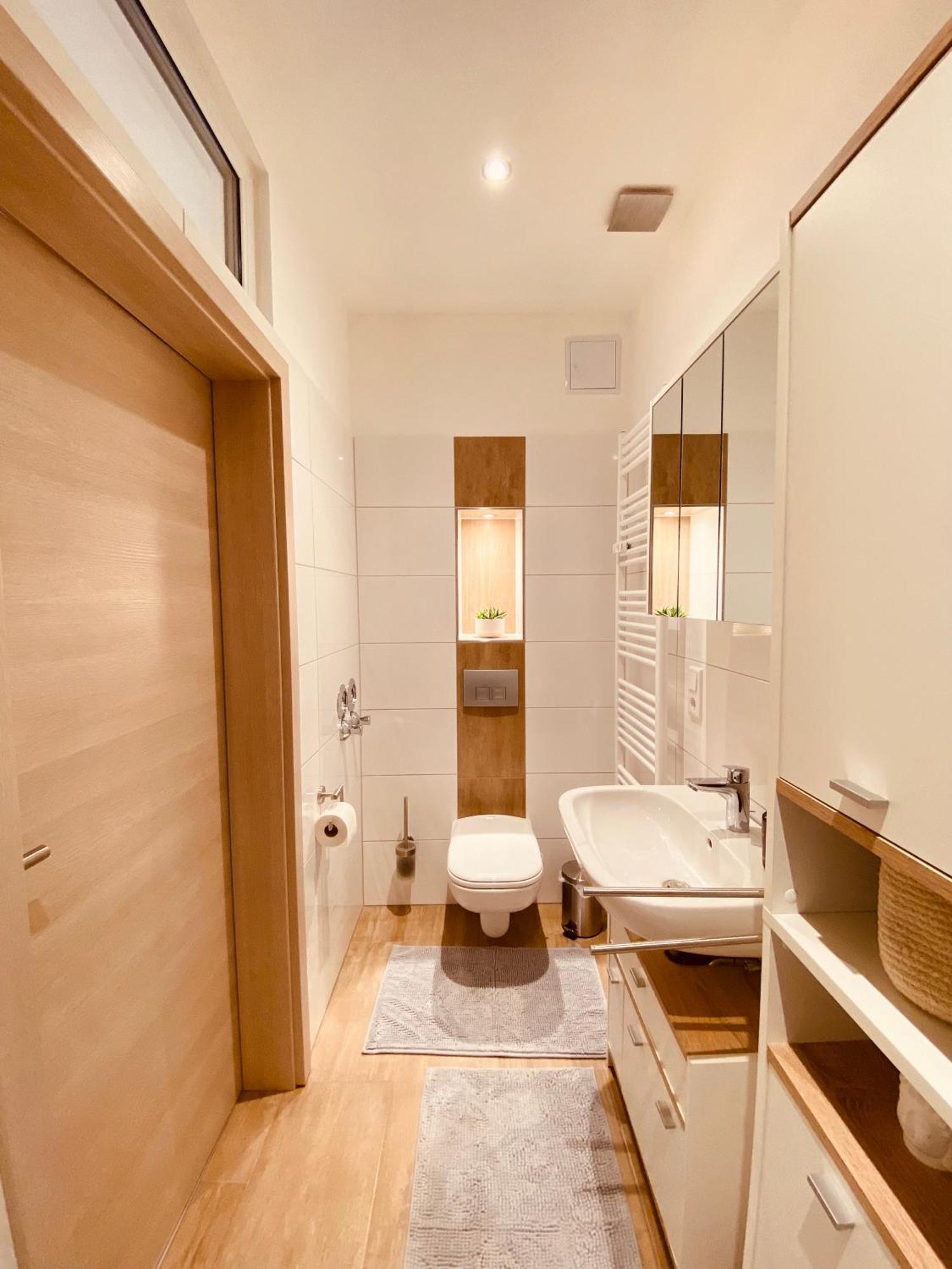 Hochwertige Ferienwohnung Mit 7Qm Balkon, Netflix, Kaffeeautomat, Rainshower Bad ツウィッカウ エクステリア 写真